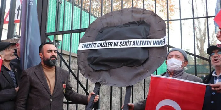Büyükelçiliği’e siyah çelenk bıraktılar
