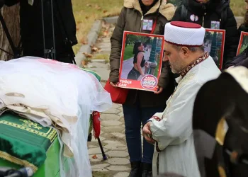 Gelinlik örtülü tabutunda son yolculuğuna uğurlandı