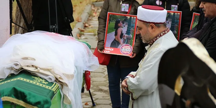 Gelinlik örtülü tabutunda son yolculuğuna uğurlandı