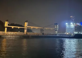 Yük gemisi karaya oturdu