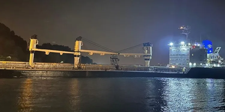 Yük gemisi karaya oturdu