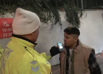 Sürücü alkollü yakalandı, arkadaşı beddua yağdırdı