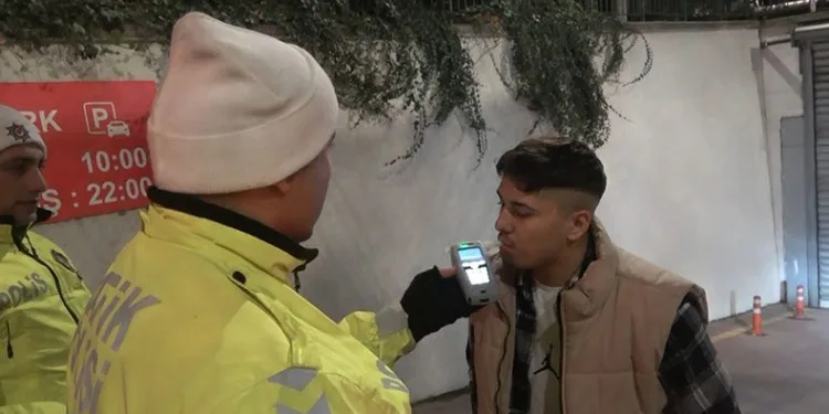 Sürücü alkollü yakalandı, arkadaşı beddua yağdırdı