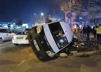 Bursa’da hafif ticari araç yan yattı