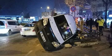 Bursa’da hafif ticari araç yan yattı