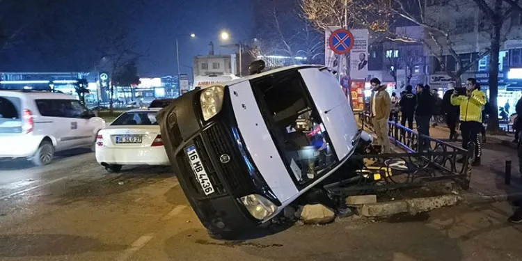 Bursa’da hafif ticari araç yan yattı