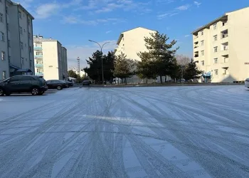 Kar yağışı Erzurum’u beyaza bürüdü
