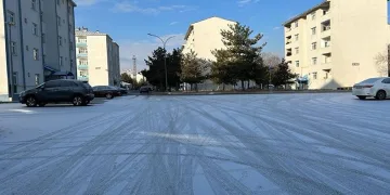 Kar yağışı Erzurum’u beyaza bürüdü