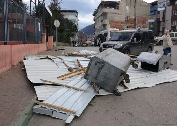 Bursa’da fırtına hayatı felç etti