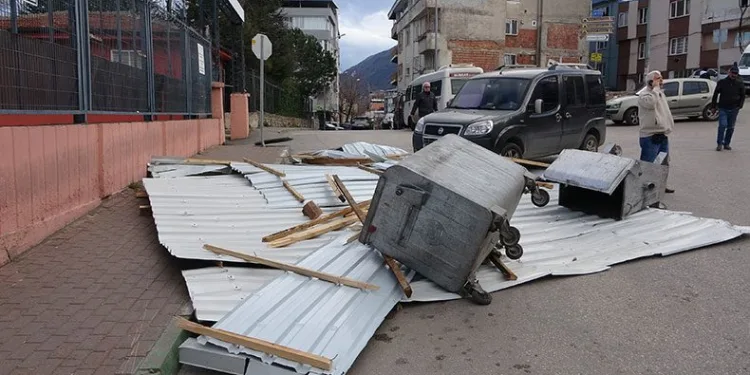 Bursa’da fırtına hayatı felç etti