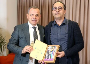 “Herkes hikayeler taşır”