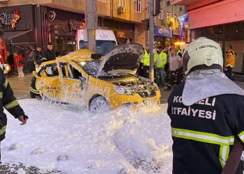 Ticari taksi ile tramvay çarpıştı