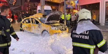 Ticari taksi ile tramvay çarpıştı