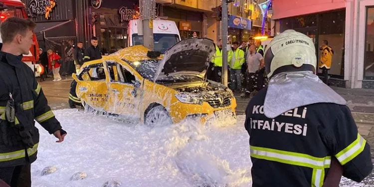 Ticari taksi ile tramvay çarpıştı