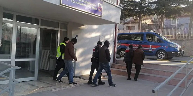 Kaçak kazı yapan 4 şüpheliye jandarmadan suçüstü