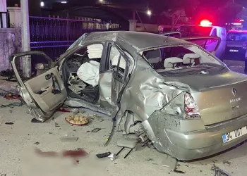 Kaza yapan otomobilin sürücüsü ağır yaralandı