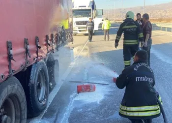 Seyir halinde yanan tıra itfaiyeden müdahale