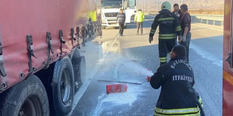 Seyir halinde yanan tıra itfaiyeden müdahale