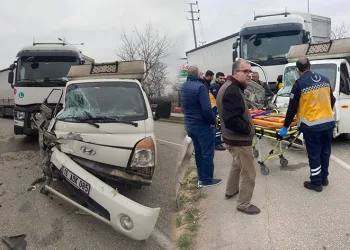 Kazada sıkışan yolcuyu itfaiye kurtardı
