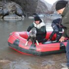 Hakkari’de rafting botuyla köpek kurtarma