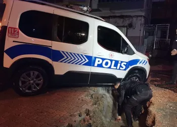 Polis aracı yolun içine düştü