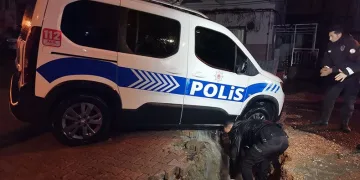 Polis aracı yolun içine düştü