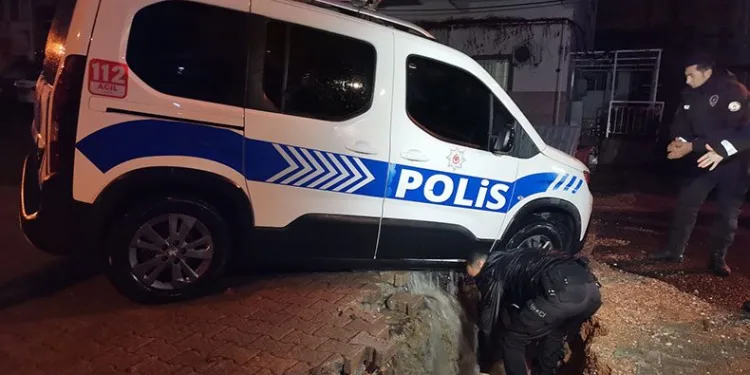 Polis aracı yolun içine düştü