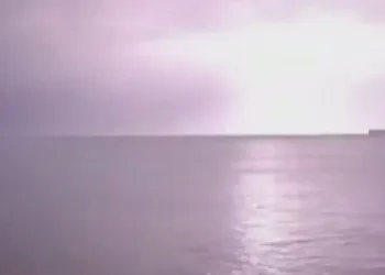İzmir’de şimşekler geceyi aydınlattı