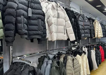 Hava soğumadı, kışlık kıyafetler elde kaldı