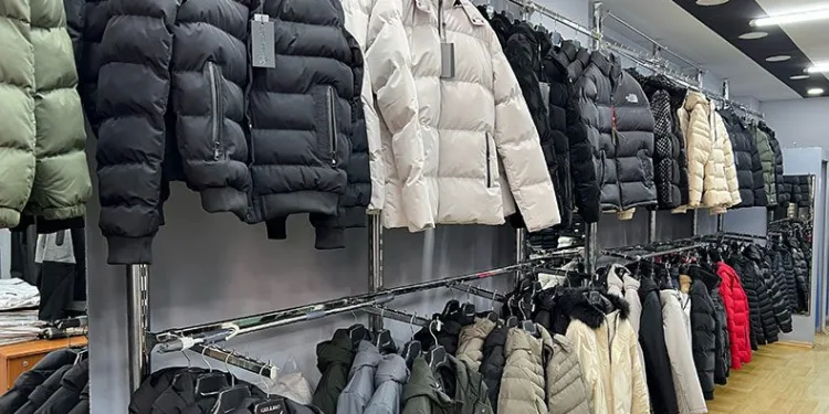 Hava soğumadı, kışlık kıyafetler elde kaldı