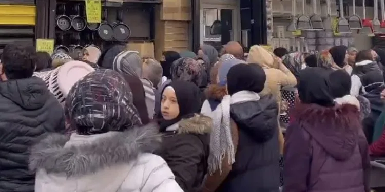 Bursa’da ucuzluk çılgınlığı…Kadınlar birbirini ezdi