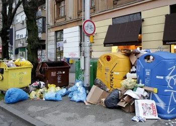 Zagreb sokakları çöp yığınlarıyla doldu