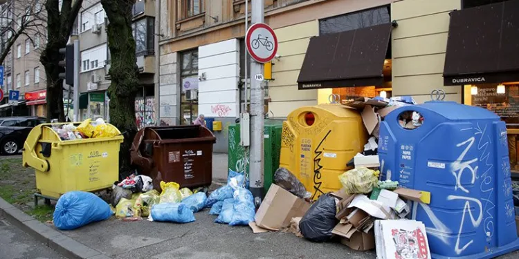 Zagreb sokakları çöp yığınlarıyla doldu