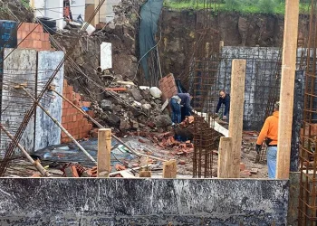 Tekneler sürüklendi, duvar yıkıldı