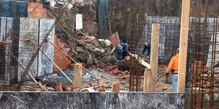 Tekneler sürüklendi, duvar yıkıldı