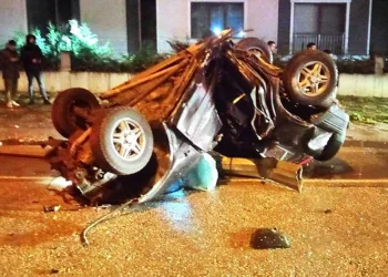 Bursa’da feci kaza…Direğe çarpan araç ikiye katlandı