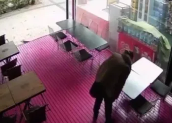 İşe alınmayınca masalara tükürdü