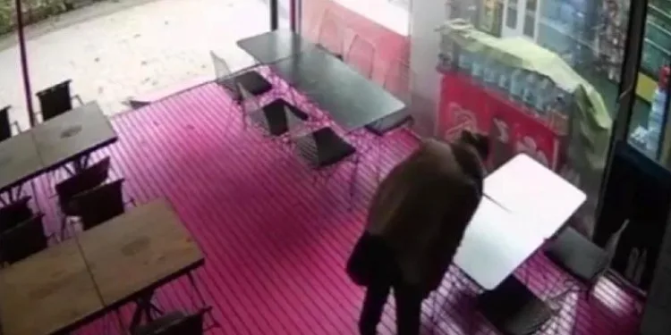 İşe alınmayınca masalara tükürdü