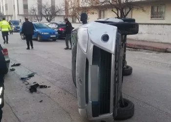 Otomobil araçlara çarparak devrildi