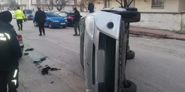 Otomobil araçlara çarparak devrildi
