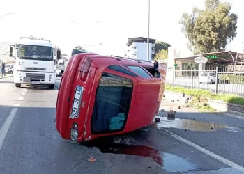 Tırla çarpışan otomobil devrildi
