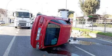 Tırla çarpışan otomobil devrildi