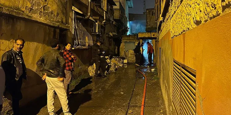 İtfaiye ekipleri yangında 5 çocuğu kurtardı