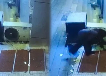 Marketin camlarını çekiç fırlatıp kırdı