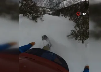 Snowboard yaparken çığa yakalandı