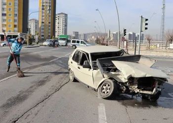 Ticari araçla çarpışan otomobil perte çıktı