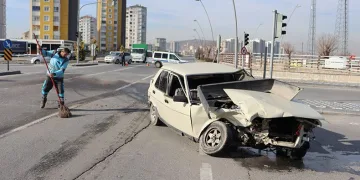 Ticari araçla çarpışan otomobil perte çıktı