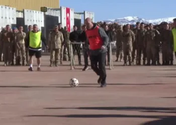 Bakan Soylu, jandarma personeliyle maç yaptı
