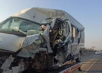 Başkent’te iki servis aracı çarpıştı