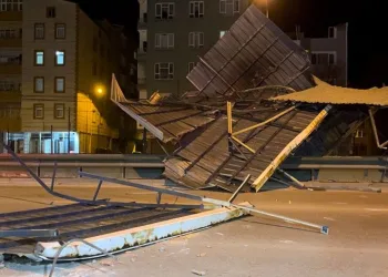Lodos binanın çatısını uçurdu, metro seferleri iptal oldu
